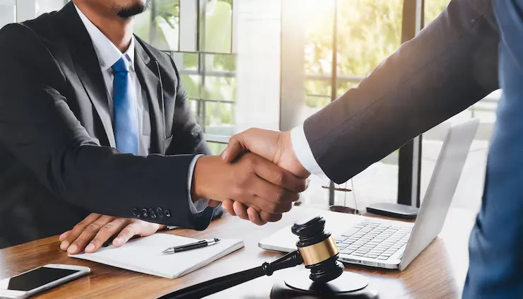 Consultor senior planificando la declaración de impuestos trimestrales de una pyme local.